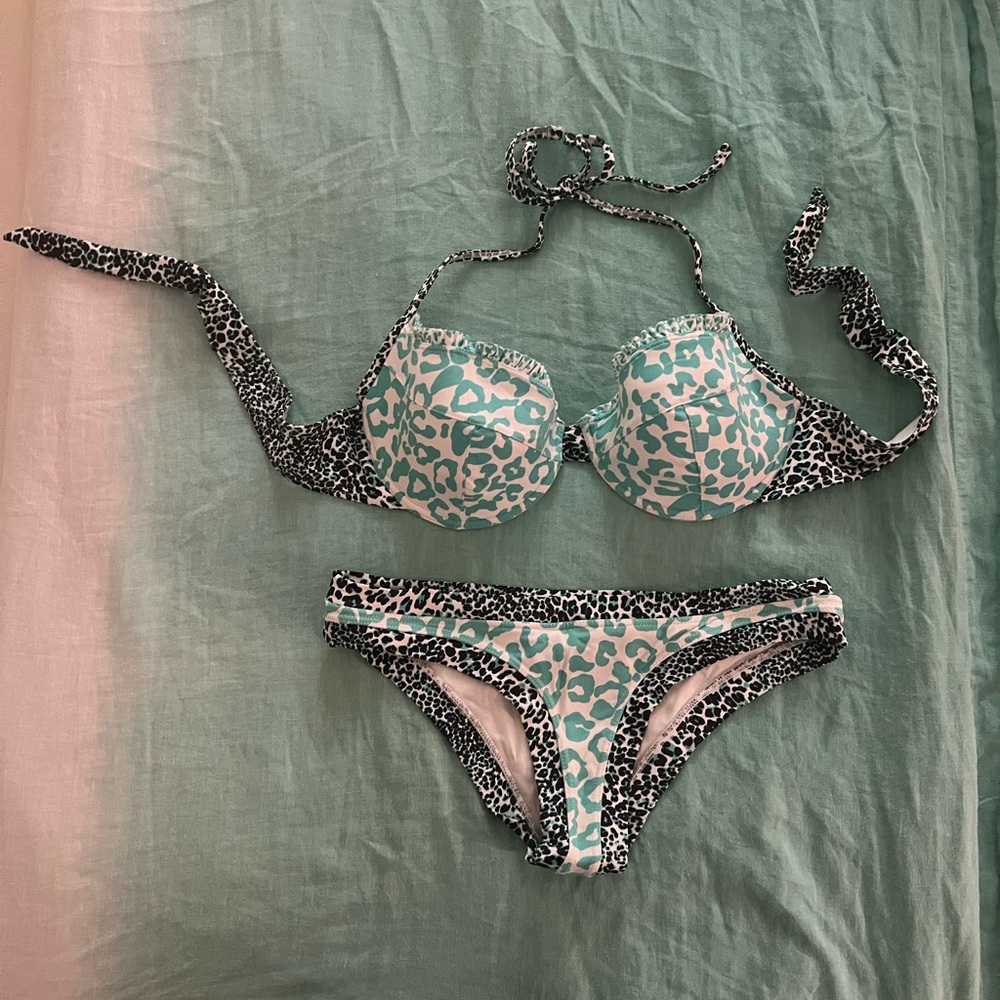 OndadeMar Aqua and Black Leopard Bikini
Top is a size Large 
Bottoms are a Small